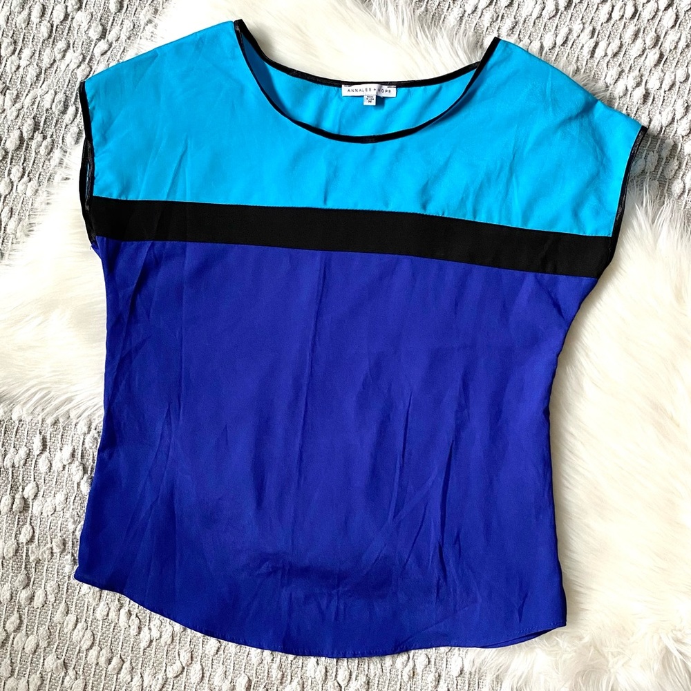(💛2/$30) Blue and black flowy top